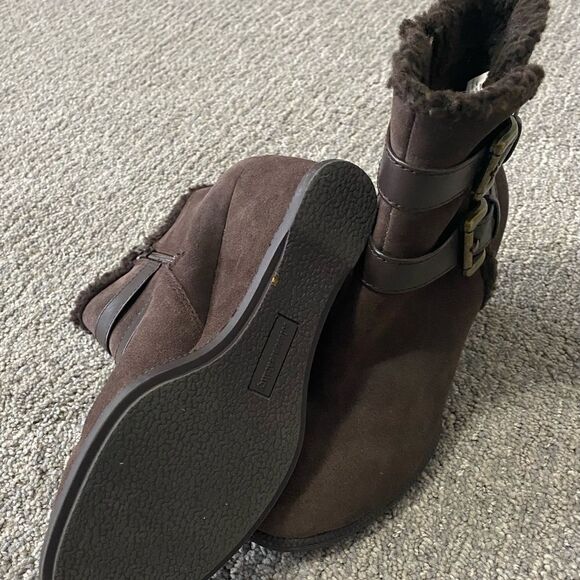 Solesensability suede wedge boot. SZ: 7 - Picture 3 of 3